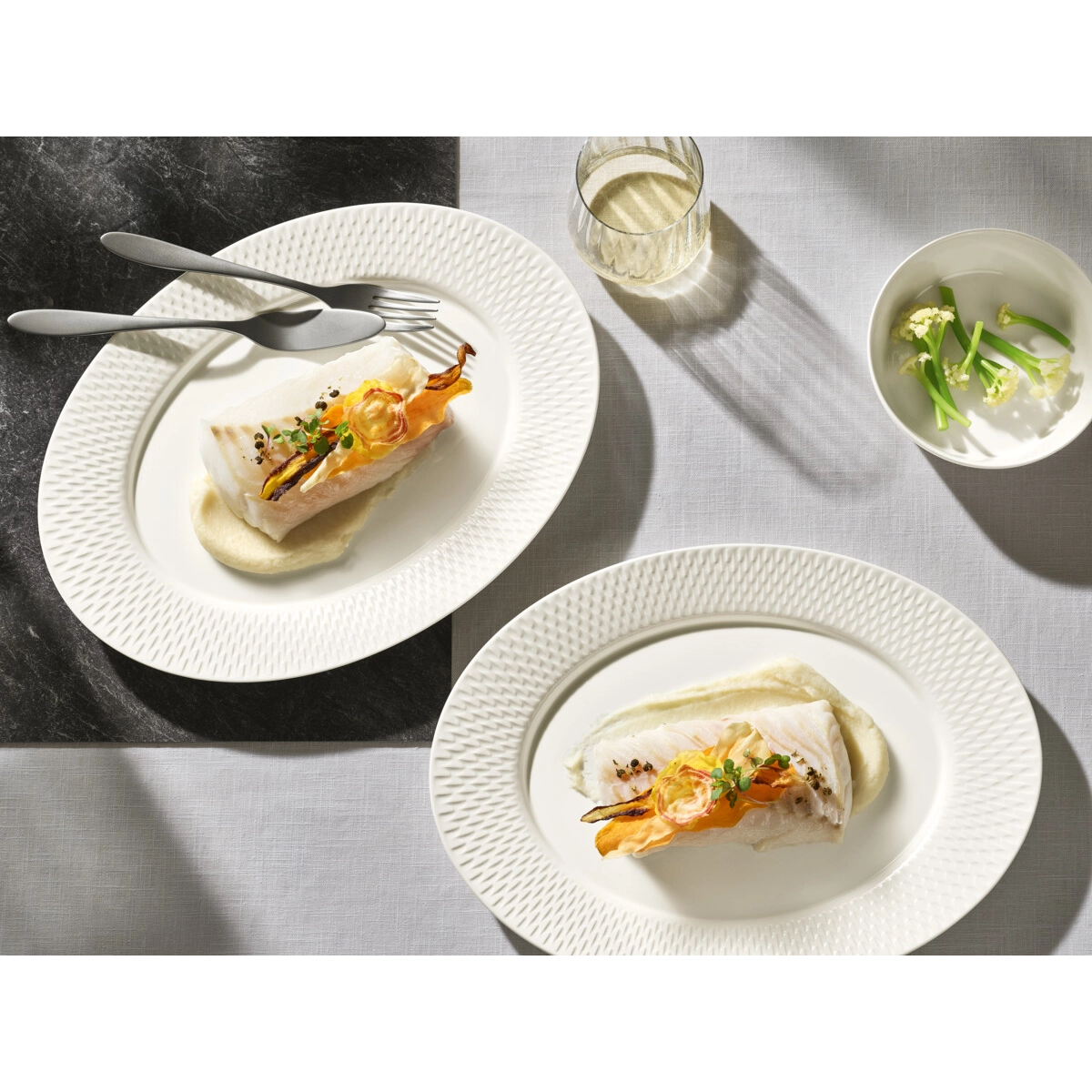 Praesentation von Geschirrteilen auf Tisch