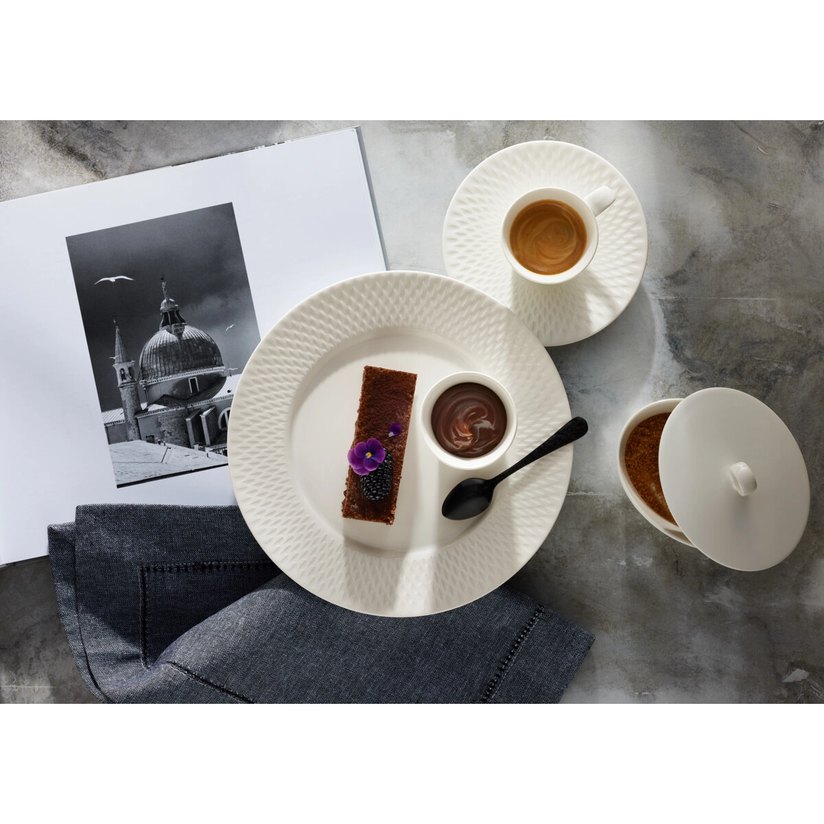 Praesentation von Geschirrteilen auf Tisch