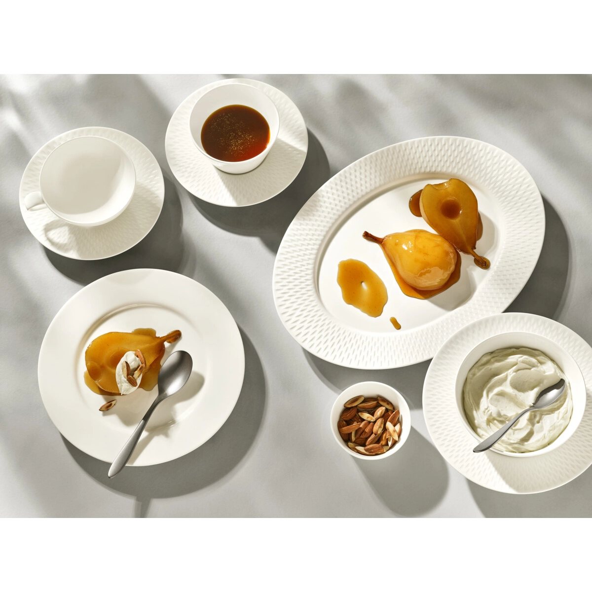 Praesentation von Geschirrteilen auf Tisch