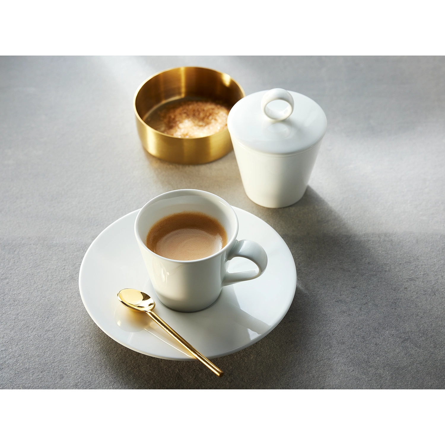 Esstisch  Tisch  Tischplatte  Präsentation Kaffee in der Kaffeetasse