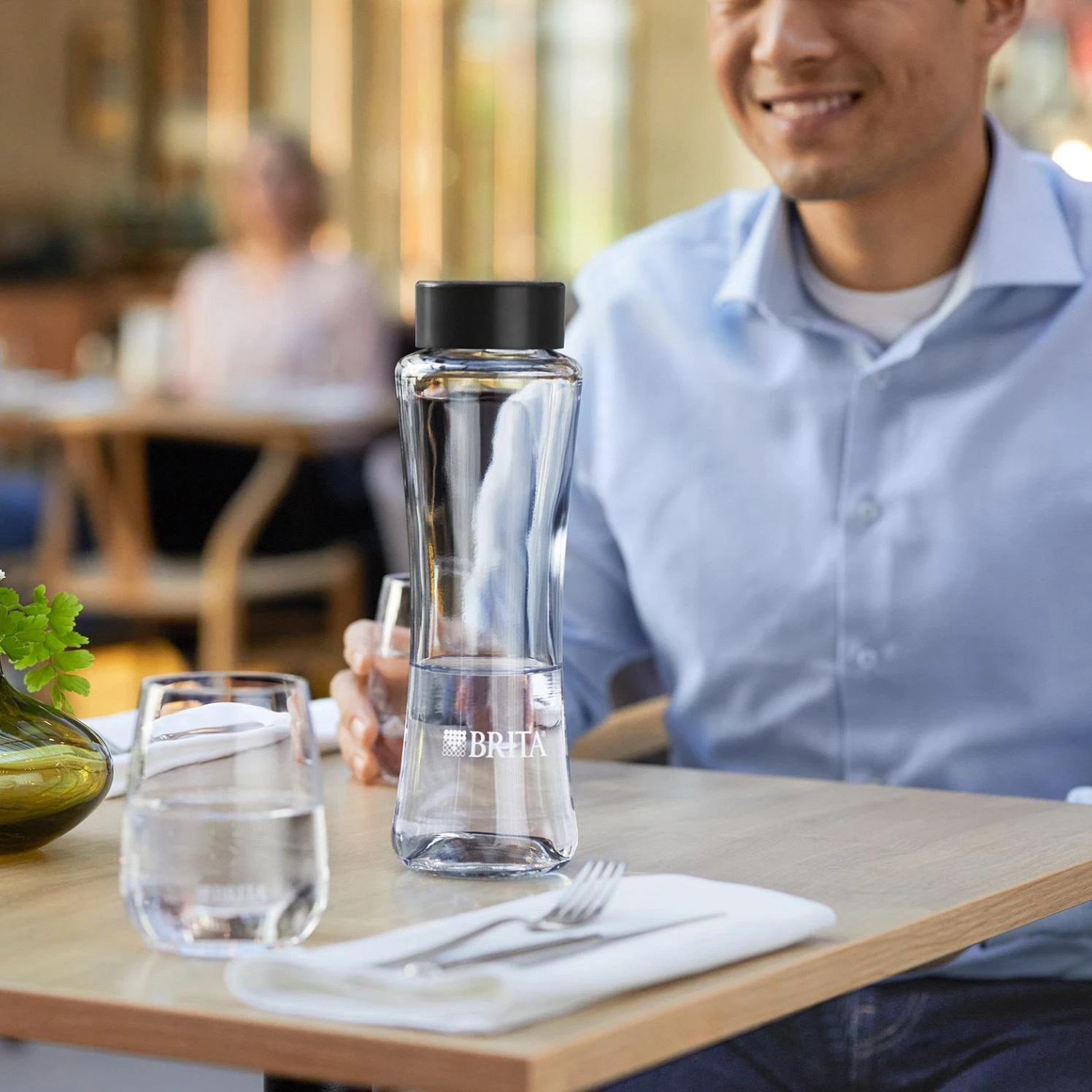 Brita Wasserflasche Swing im Raum auf Tisch