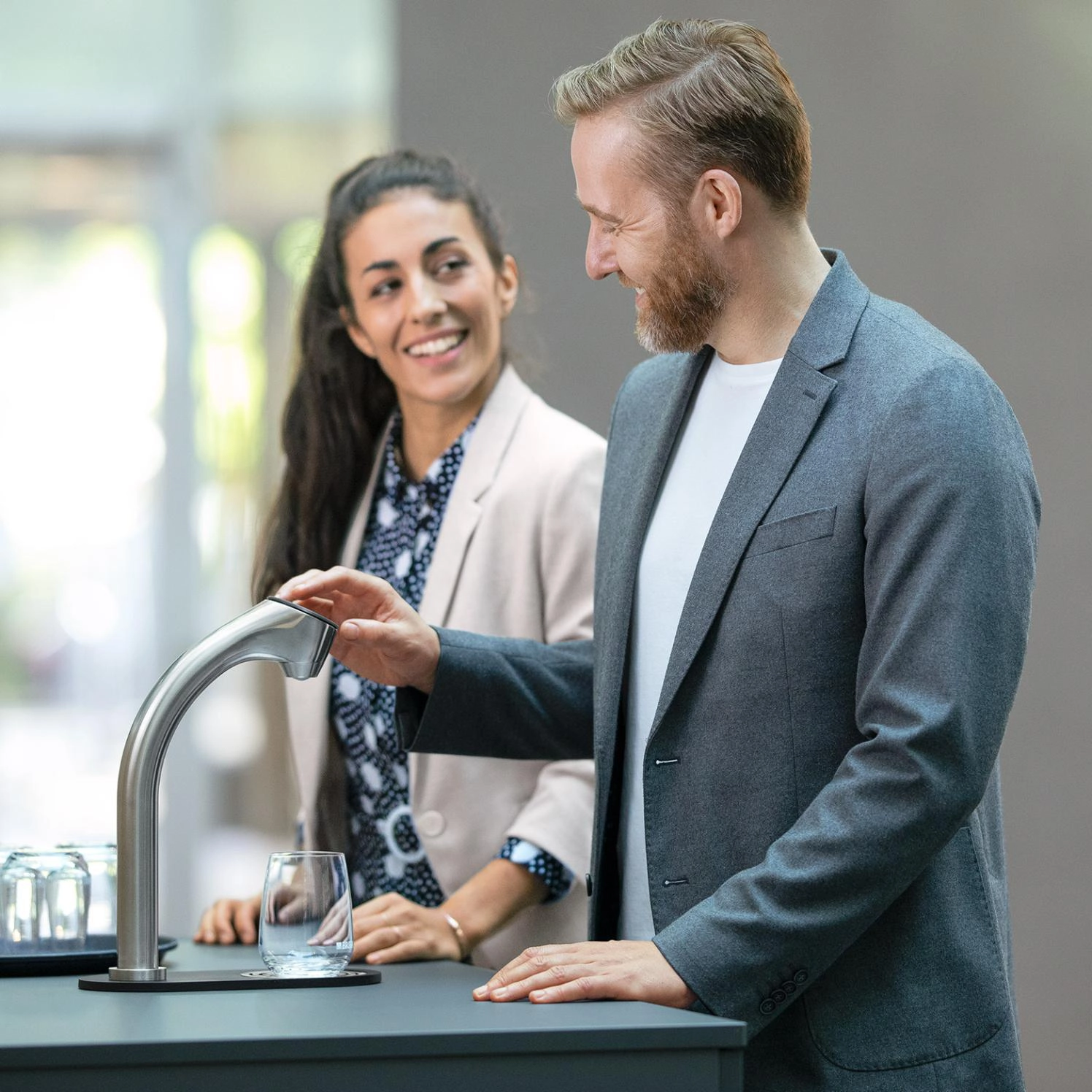 Brita Extra Wasserspender C Tap Still und sprudelnd komplett Draufsicht mit Beispiel Wasser nehmen