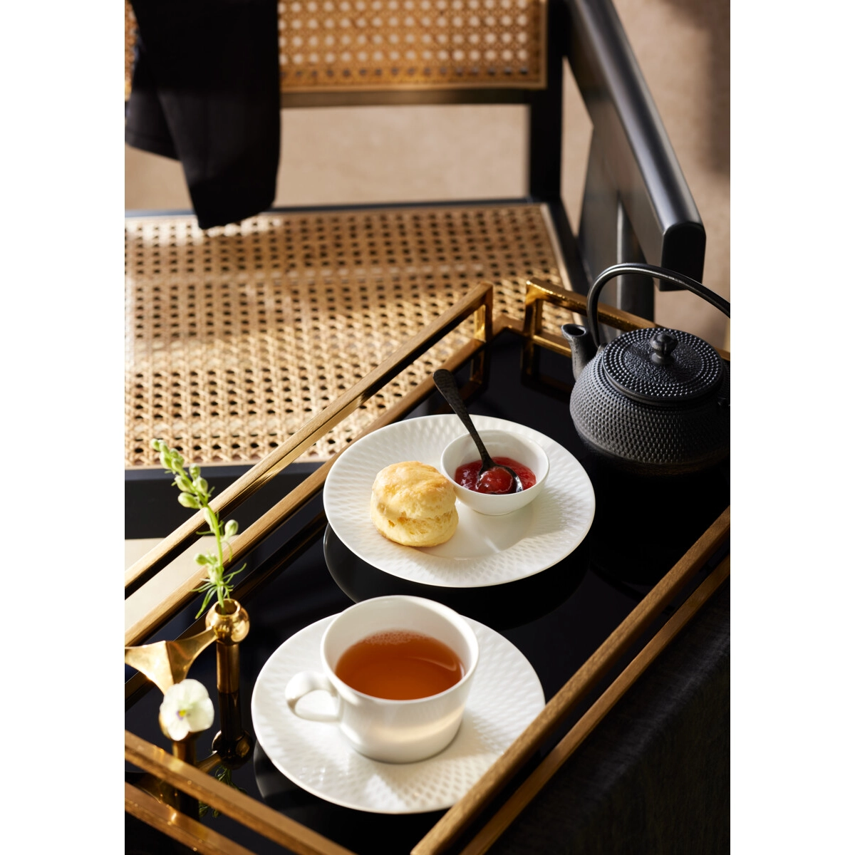 Praesentation von Geschirrteilen auf Tisch